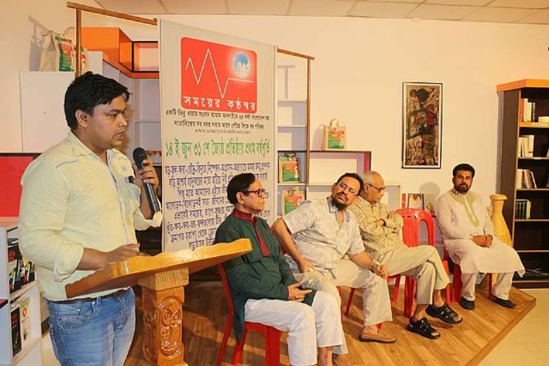 Image: Mr. Ahmed Towfiq the Publisher of Somoyer Konthosor is speaking.  SomoyerKonthosor.com