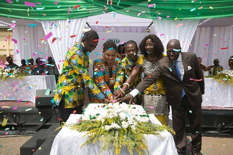 HON. KWEKU RICKETTS HAGAN,DR. JOYCE ARYEE, MR. KOFI BOATENG, HON. SHERRY AYITTEY AND DR. ISHMAEL YAMSON CUTTING THE 50TH ANNIVERSAY CAKE