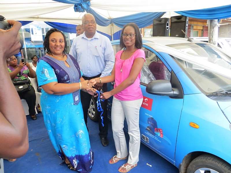 Mrs. Leo-Mensah Receiving The Keys To Her Brand New Hyundai i10 From Ms. Tracy Kyei As Mr. Leo-Mensah Looks On