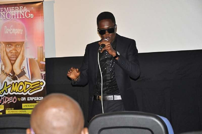 DA EMPEROR PERFORMING PARA MODE