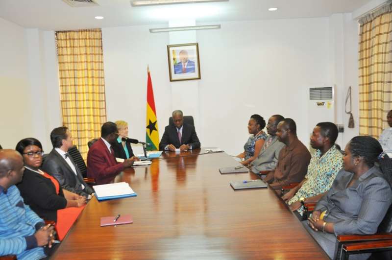 dsc 0011.veep amissaharthur ina meeting with officials of huanger project 1