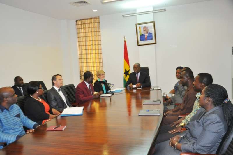 dsc 0011.veep amissaharthur ina meeting with officials of huanger project 2