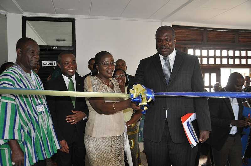 DSC 0098. MRS MATILDA AMISSAH-ARTHUR CUT TAPE TO OPEN THE EXHIBITION  (2)