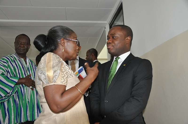 dsc 0106mrs matilda amissaharthur in chat with some paticipants 4