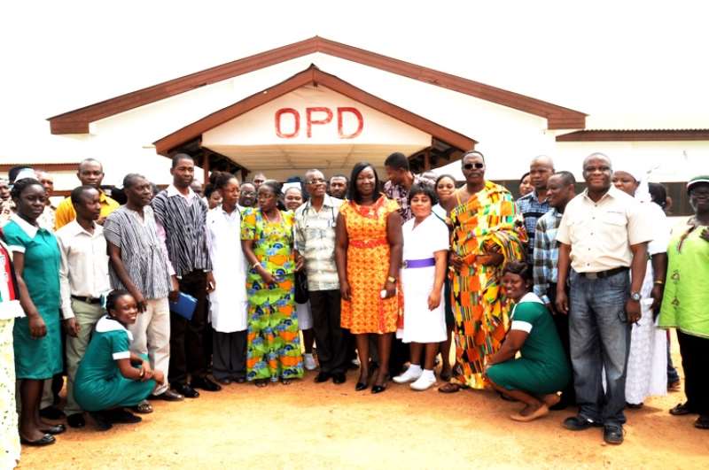DSC 0170. MRS.MATILDA AMISSAH-ARTHUR IN A GROUP PHOTOGRAPH WITH THE STAFF AND OTHER OPINION LEADERS OF ABIRIM (1)