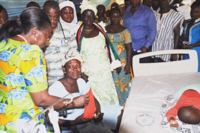 DSC 0170. MRS.MATILDA AMISSAH-ARTHUR VISITS THE CHILDREN WARD AND DONATE GIFTS TO SICK CHILDREN (2)