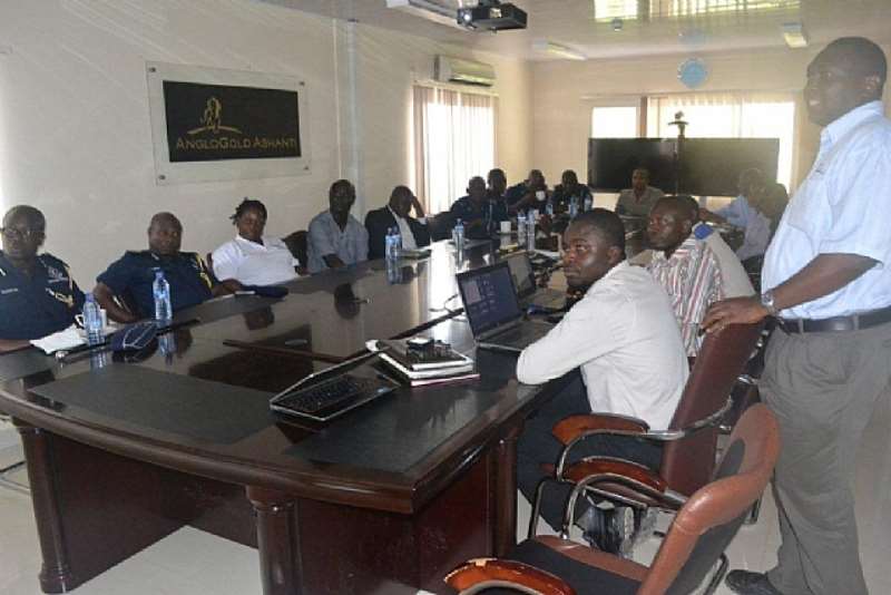 ACTING MD OF ANGLOGOLD ASHANTI IDUAPRIEM MINE SAMUEL NOI TAKING THE WR POLICE COMMANDER AND HIS TEAM THROUGH A PRESENTATION
