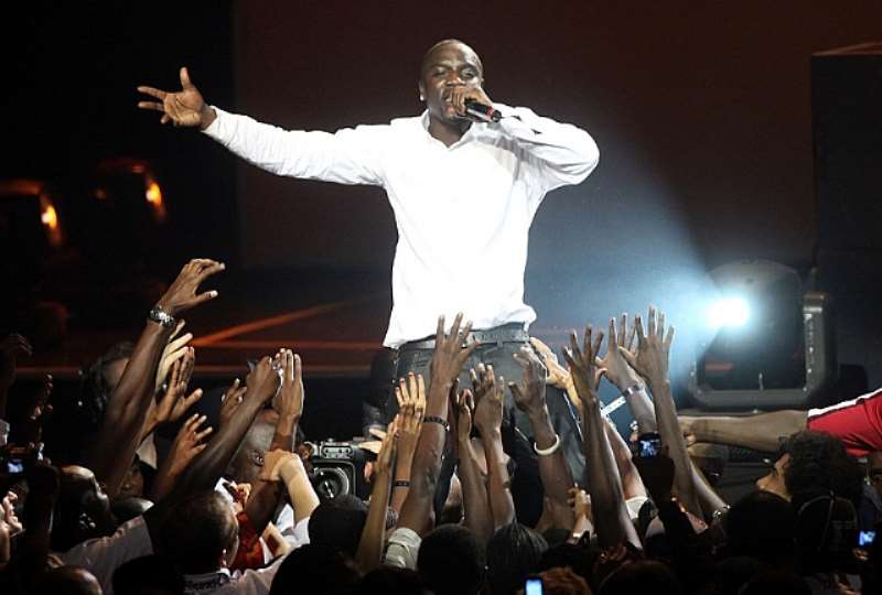AKON AND FANS AT THE 2009 MTV AFRICA MUSIC AWARDS