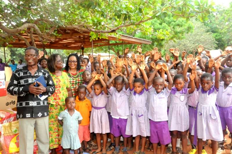 FIRST LADY, NANA LORDINA MAHAMA IS A GROUP PICTURE WITH STAFF AND CHILDREN OF CHRIST FAITH FOSTER HOME, FRAFRAHA ACCRA