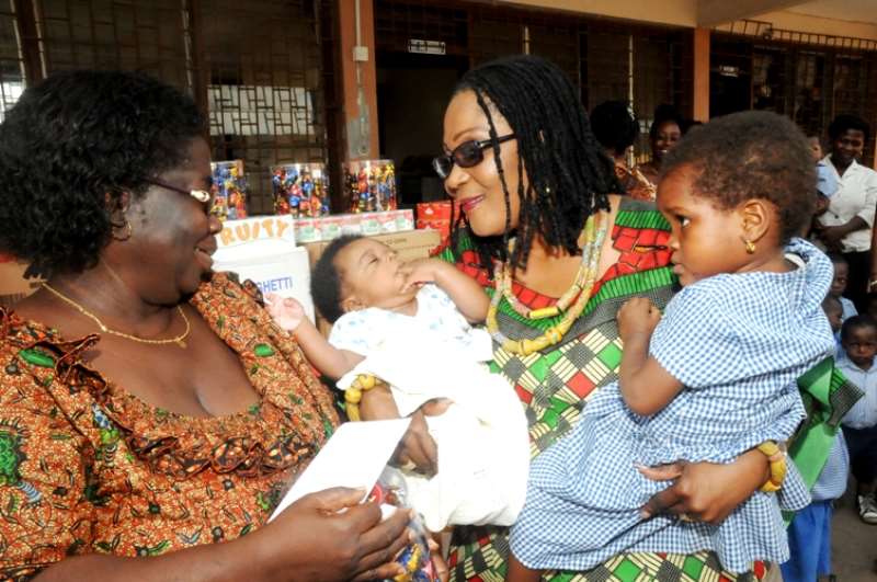 FIRST LADY, NANA LORIDINA CARRYING SOME BABIES AT OSU CHILDRENS HOME IN ACCRA