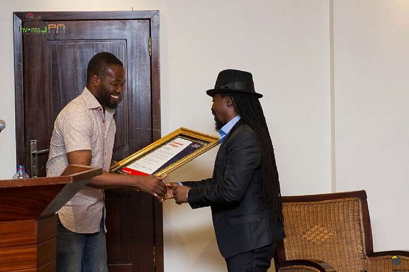 Pic2-ghallywood Actor Annang Presenting Citation To Obrafour