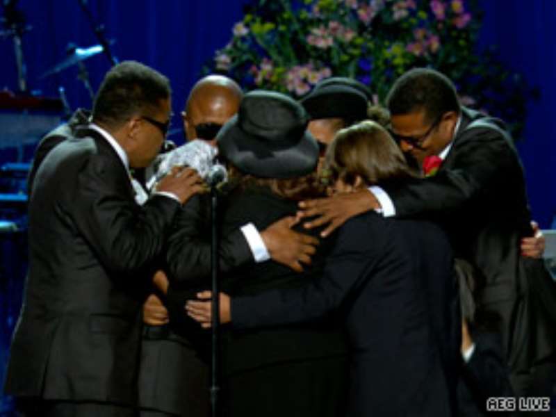 Jackson s family embrace each other on stage during the close of the emotional service.