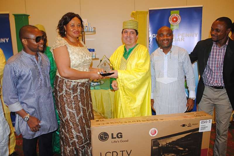 One of the top distributors of Golden Penny Foods receiving gifts during the unveiling of Golden Penny Sugar Variant  at the customers forum held in Lagos