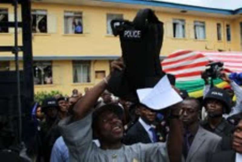 GOV AMAECHI DEMONSTRATING WITH ONE OF THE SECURITY GADGETS  HE  DONATED TO THE POLICE 2!!