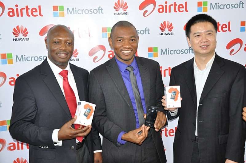 (L-R) Chief Sales Officer, Airtel Nigeria, Inusa Bello; Consumer Channels Group Director, Microsoft, Mark Ihimoyan and Tony Liang Wei, MD, Huawei Devices, West Africa at the unveiling of Huawei Ascends W1 smart phones in Ikoyi, Lagos on Thursday.