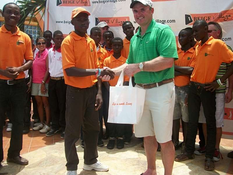 JOHN CORRA OF NEWMONT GHANA    PRESENTING A PRIZE TO DAV ID  APPIADU  OF BEIGE VILLAGE GOLF CLUB