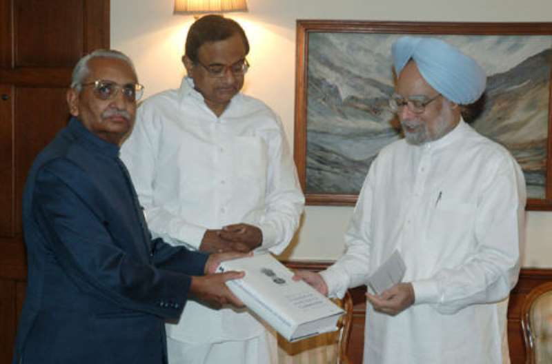 Justice MS librehan presenting his report to the Prime Minister of India  in the presence of Home minister P. Chidambaram
