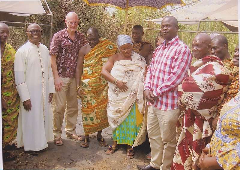 OMANHENE AND QUEEN MOTHER HWIDIEM AT PROJECT SITE