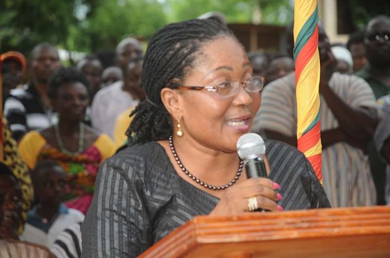 MRS LORDINA MAHAMA ADDRESSING AUDIENCE AT THE WALEWALE HOSPITAL BEFORE MAKING A PRESENTING OF MEDICAL SUPPLIES TO THE HOSPITAL