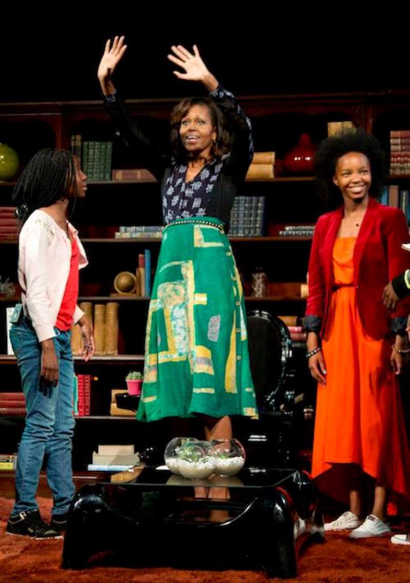 MRS OBAMA IN CADLING CLOTHING