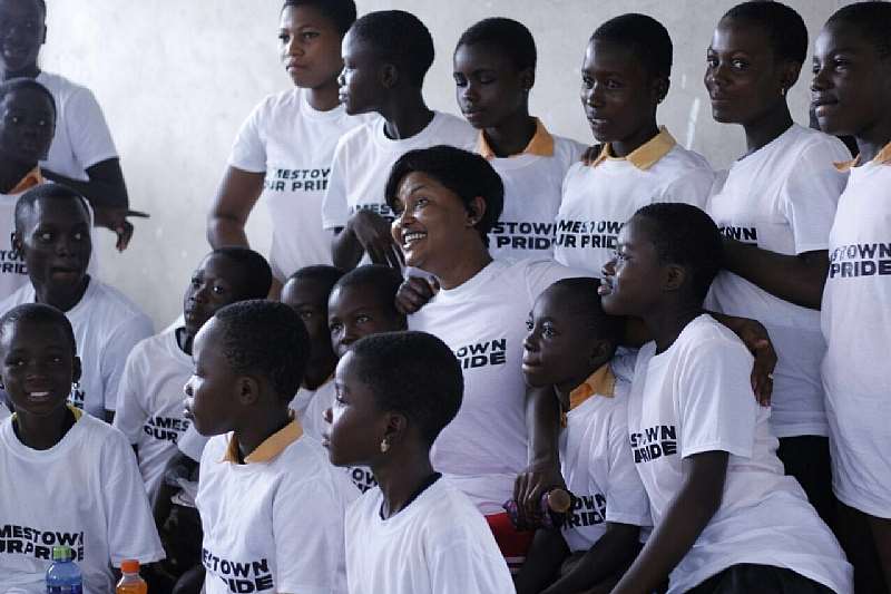 Nana Ama Mcbrown In A Pose With School Kids Who Took Part In The Clean Up