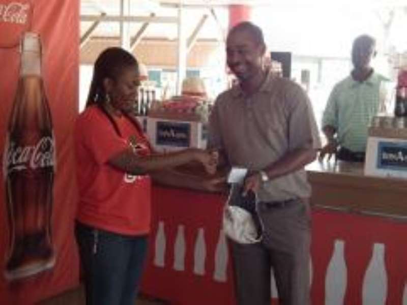 1MEN WINNER ERIC GYIBO GLADY RECEIVES PRIZE