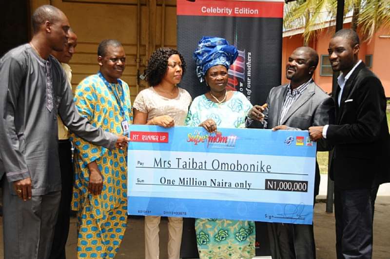 OBESERE AND MUM RECEIVING HER PRIZE