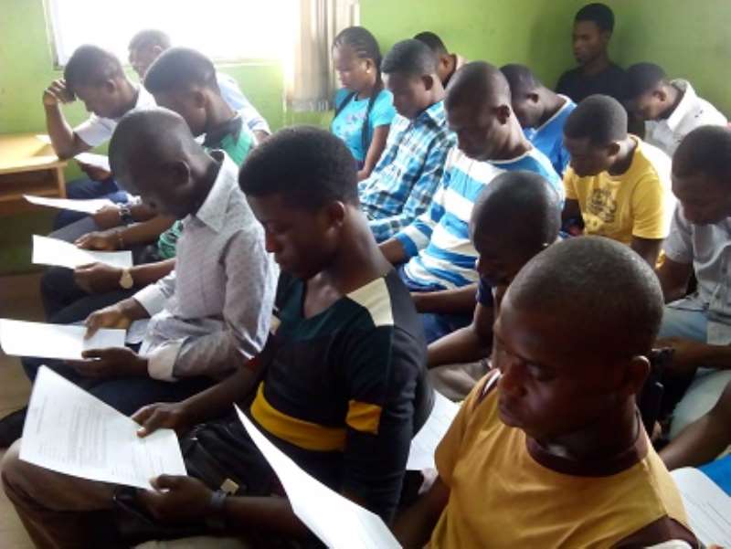 PARTICIPANTS STUDYING IMPORTANT GUILDLINES BEFORE THE TRAINING