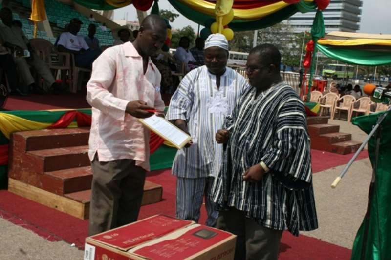 Mr Seth Acquah (extreme right) of the Ministry of Health presenting National Blood Donor 3rd prize award to Mr Fawzi Ibbrahim from Wa