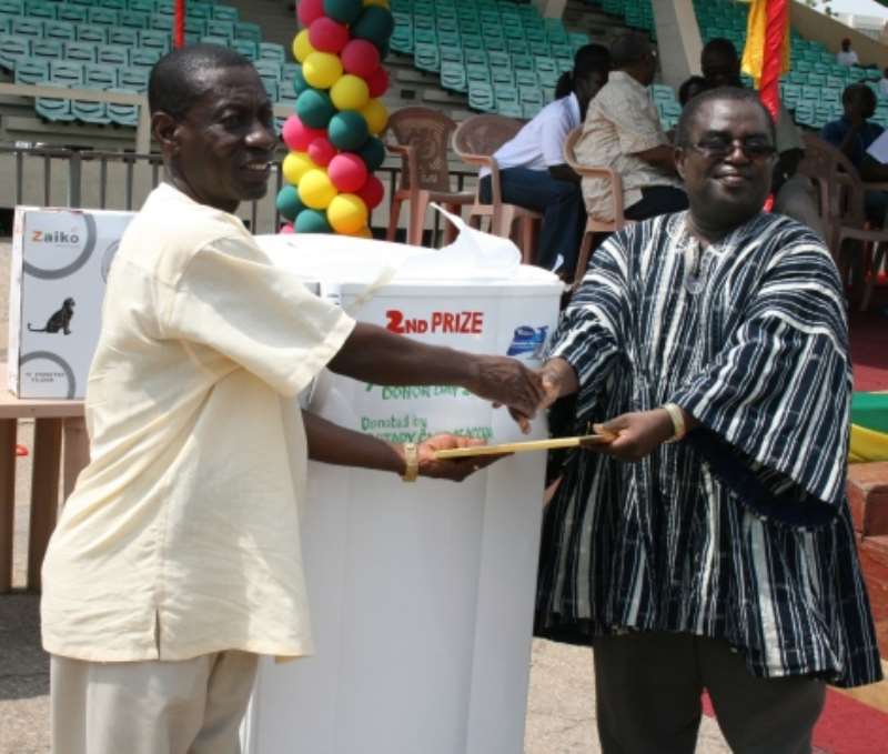 Mr Seth Acquah (extreme right) of the Ministry of Health presenting National Blood Donor 2nd prize award to Mr Samuel Amoakohene from Accra