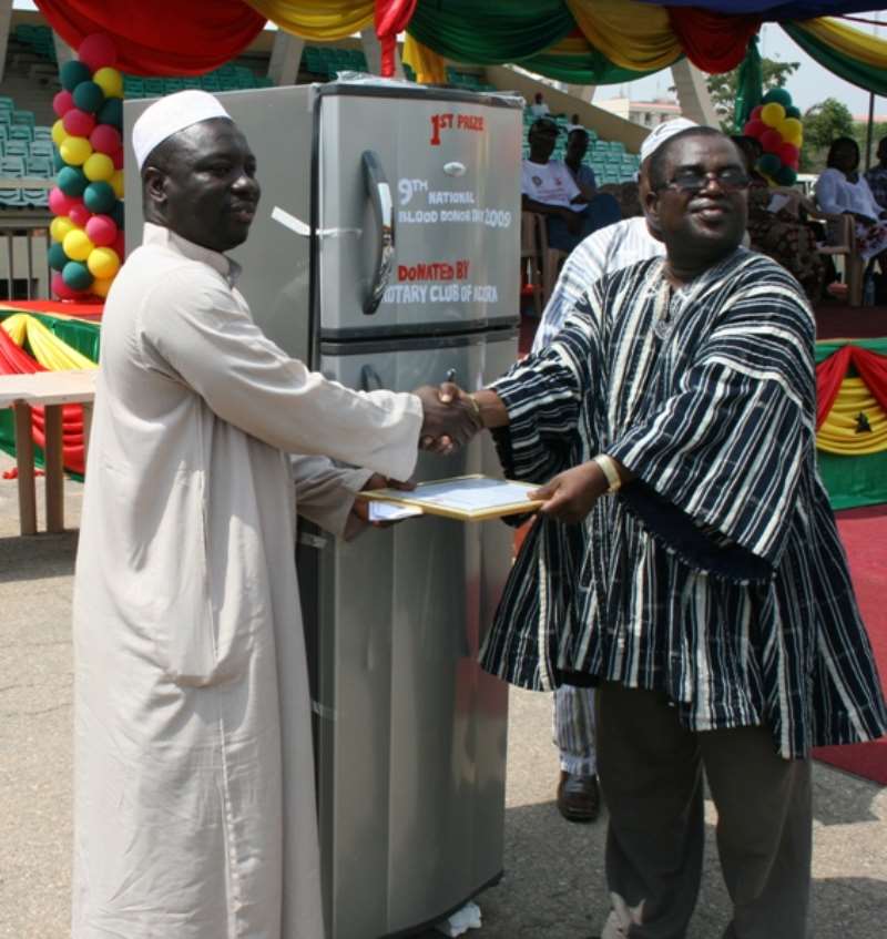 Mr Seth Acquah (extreme right) of the Ministry of Health presenting National Blood Donor 1st prize award to Mr Ali Mohammed from Kumasi
