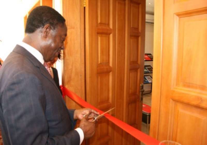 Dr Kwabena Duffuor, Minister of Finance and Economic Planning cutting the tape to inaugurate the Economic and Commercial office of the Spain Embassy.