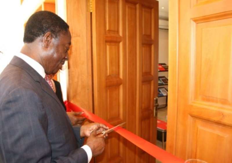 Dr Kwabena Duffuor, Minister of Finance and Economic Planning cutting the tape to inaugurate the Economic and Commercial office of the Spain Embassy.