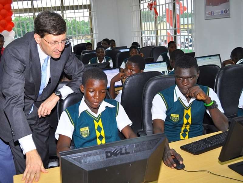 PICTURE OF VITTORIO COLAO, GROUP CEO OF VODAFONE INTERACTING WITH  ODORGONNO STUDENTS AT THE INTERNET CAFE