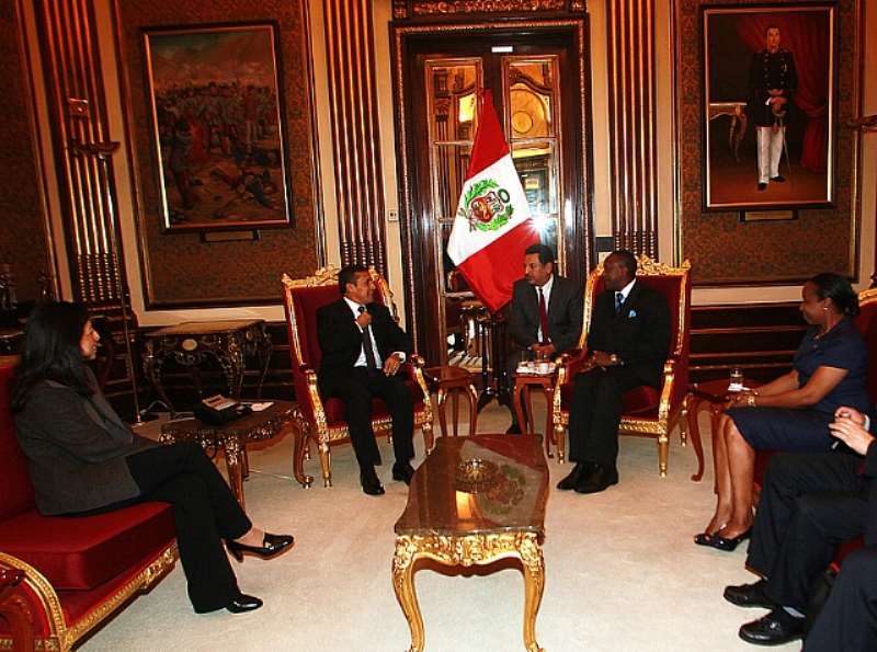 PRESIDENT HUMALA DISCUSSES WITH DG YUMKELLA AS MINISTER GLADYS TRIVEO (LEFT) AND FATOU HAIDARA (RIGHT) OF UNI DO WATCH