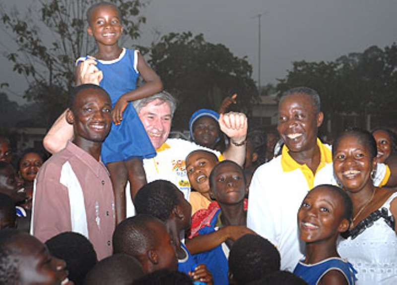 Paul Wolfowitz and Hon Kwadwo Baah-Wiredu, Finance and Economic Planning Minister surrounded by pupils of Nobewam Primary School at Ejisu, one of 40 schools support under the Partnership with Traditional Authorities Project.Photo:  World Bank/ Philip Jespersen