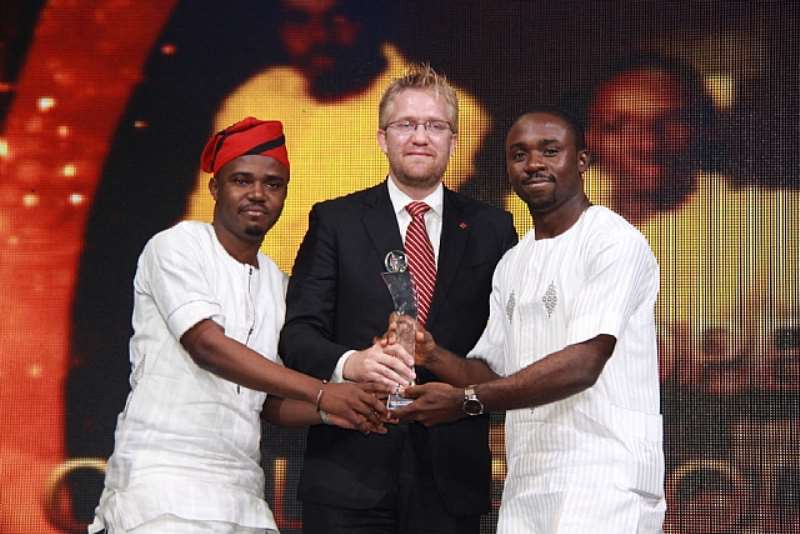 REP OF THE TONY ELUMELU FOUNDATION PRESENTS AWARD TO AYO DEJI ADEWUNMI (29), OPEYEMI AWOYEMI (25), AND OLAL EKAN OLUDE (29)