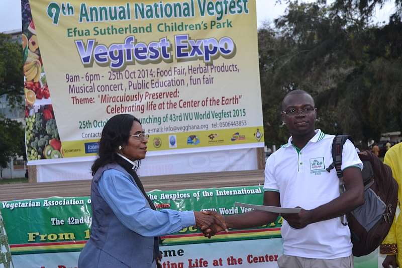 REV. DR. MRS ROSA MILLS, CHAIRPERSON OF VEGFEST EXPO PRESENTING A CERTIFICATE OF RECOGNITION TO JOSEPH KOBLA WEMAKOR