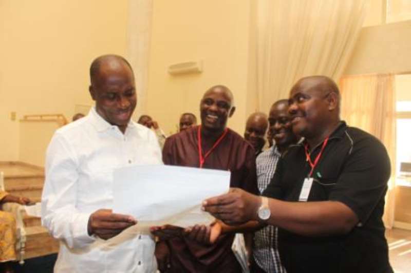 CHIEF WIKE DELIVERING THE 2011 REESULT OF PDP IN RS TO GOV AMAECHI