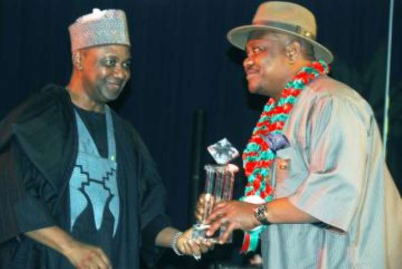 SAMBO PRESENTING THE AWARD TO WIKE AT THE CONGRESS HALL OF THE TRANSCORP HILTON HOTEL...AT THE WEEKEND