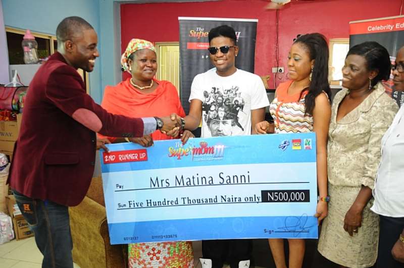 SKALES AND MUM RECEIVED HER PRIZE