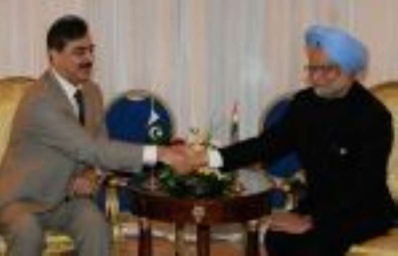 ster Dr_ Manmohan Singh Shaking hands with his Pakistani counter part Yosuf Raza Gilani after declaration of joint statement at Sharm al sheikh