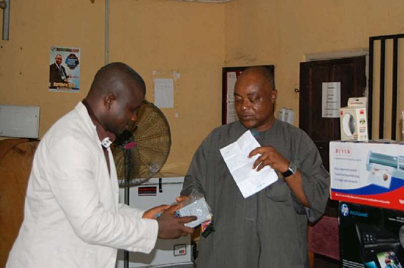 THE REP. OF PRINCE TONYE PRINCEWILL, HANDING OVER THE EQUIPMENT TO THE PRESIDENT OF THE FEDERATED CORRESPONDENTS CHAPEL, NUJ, RIVERS STATE COUNCIL