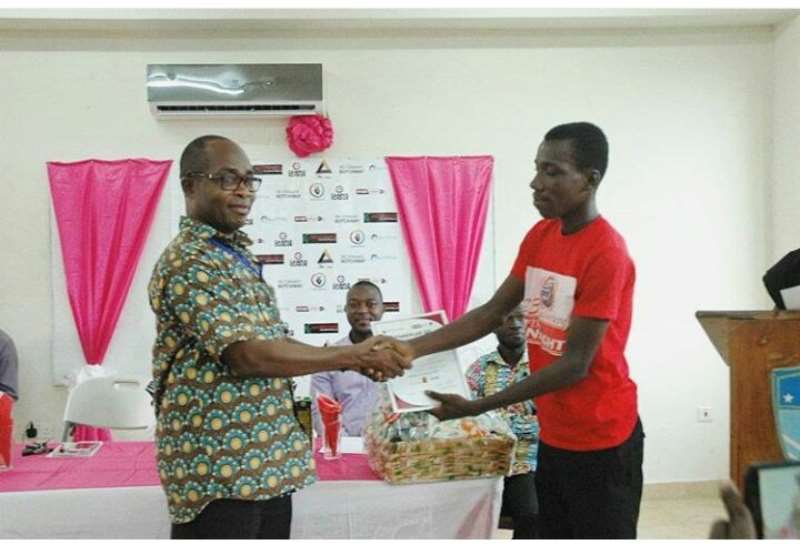 Tim Quashigah Presenting Hampers To Martin Ntem, Most Enterpreneurial Student Of Gij