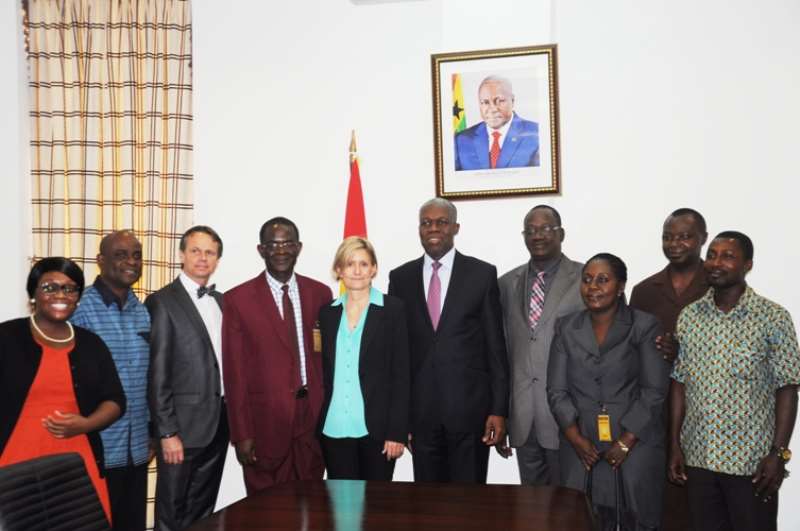 uaq0tgf6rm dsc 0084 veep amissaharthur in a group photograph with the officials of hunger project
