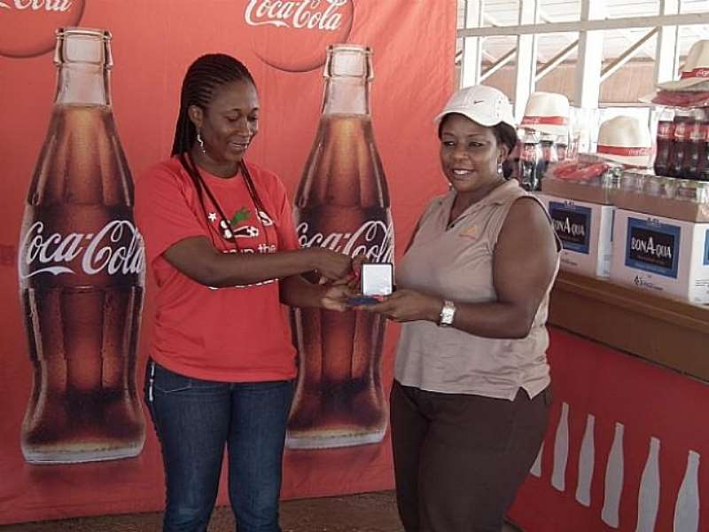 LADIES WINNER, PAMELA SMILES TO PROUDLY FOR HER PRIZE