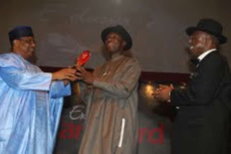VANGAURD AWARD 4 - GOV CRA RECIVING THE MAN OF THE YEAR AWARD FROM FMR PRESIDENT IBB