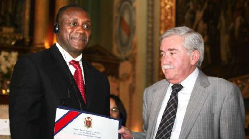 VICE ALCALDE ALBAN (DEPUTY MAYOR) PRESENTS DR. YUMKELLA WITH QUITOS PROCLAMATION AND KEY