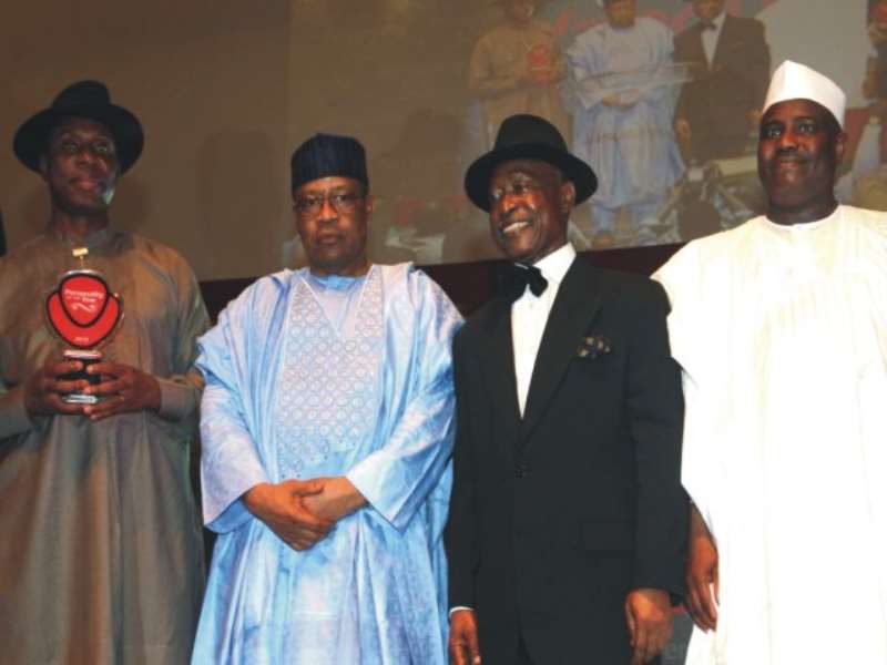 GOV CRA DISPLAYS THE VANGUARD 2012 AWARD WITH IBB, UNCLE SAM AMAKA AND HON AMINU TAMBUWAL
