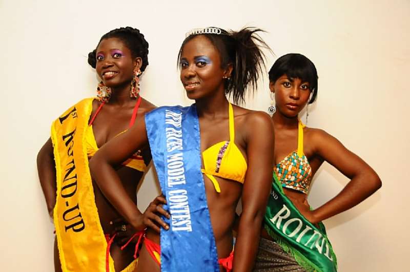 WINNER ROSMOND KOUFIE FLANKED BY IVY AMOAKO AND  LETICIA TAWIAH; ISOFT PHOTOGRAPHY
